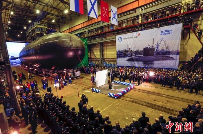 Tàu ngầm diesel Novorossiysk lớp Varshavyanka hạ thủy ở nhà máy Admiralteiiskiye, St.Petersburg, Nga